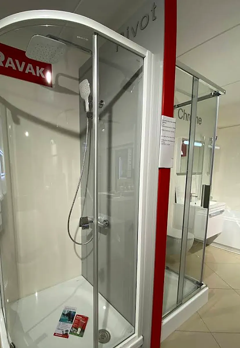 Душова кабіна RAVAK у залі
